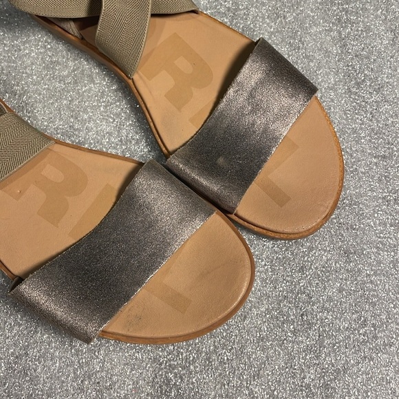Sorel WOMEN'S ELLA FLAT SANDAL metallic Color: Ash Brown size 8 39 - Picture 3 of 11